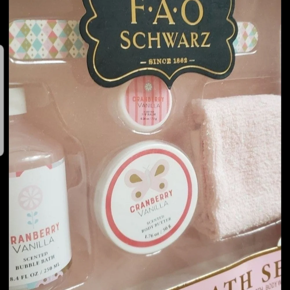 FAO Schwarz Girls Complete Bath Gift Set NWT in Gift Box